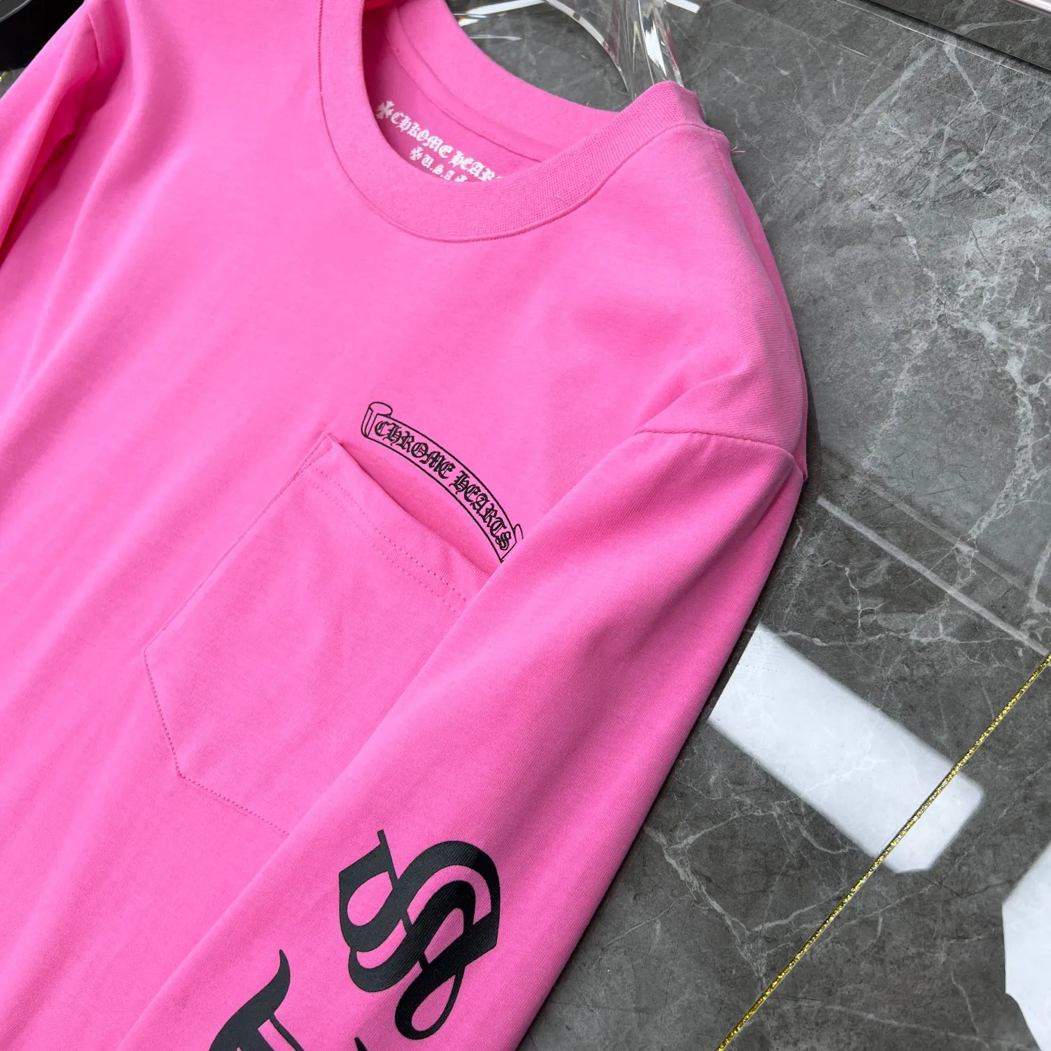 P160 Chrome Hearts 🍁Long T series🍁 Available simultaneously at counters❤️All stars have the same style Chrome Mattyboy graffiti cross Sanskrit ⭐ long-sleeved T-shirt ❤Specially customized original 1:1 high weight comfortable fabric 🌈Recommended color: customized pink🌈 Size: S, M, L, XL